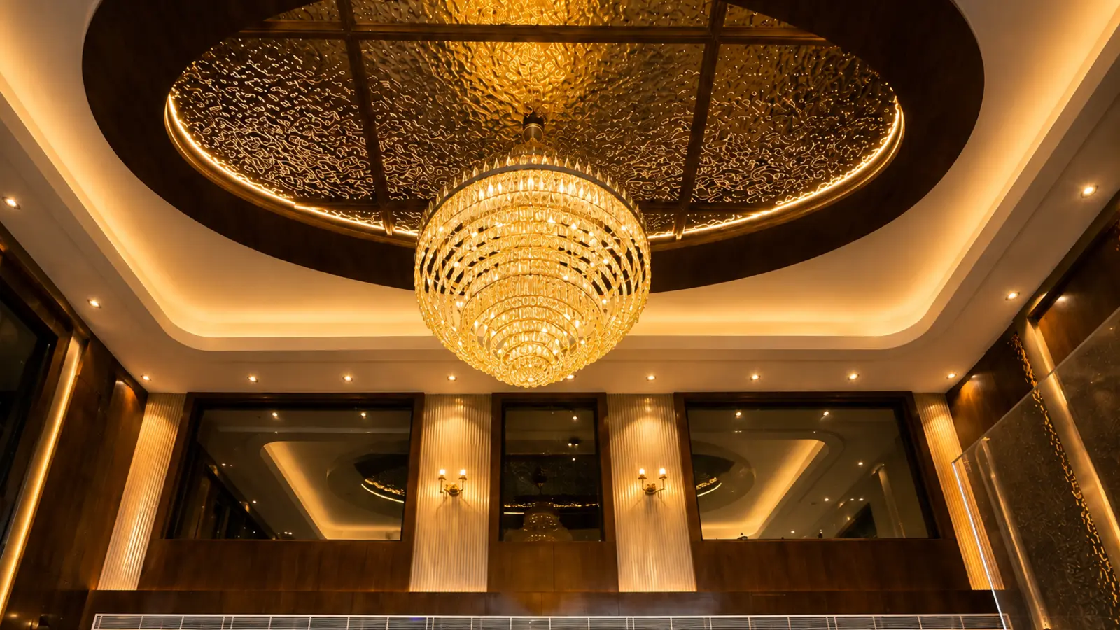 Statement chandelier at Hotel Mirage Inn
