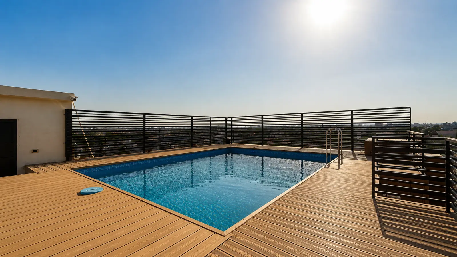 Hotel Mirage Inn rooftop swimming pool